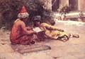 中庭で読書をする二人のアラブ人 アラビアン エドウィン・ロード・ウィーク